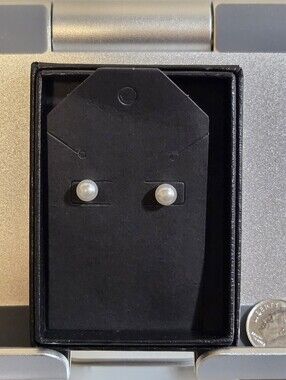 NWOT Fashion earrings Small Faux Pearl